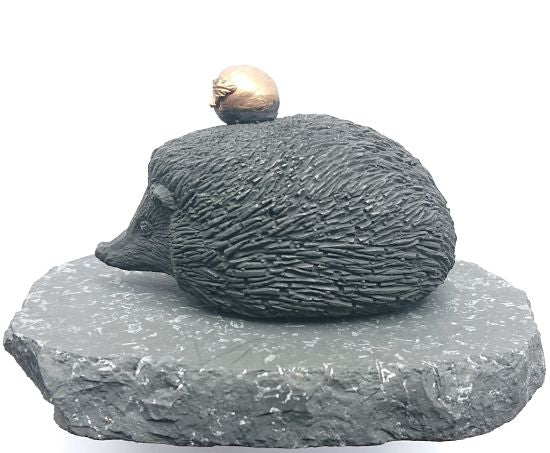 ハリネズミと金のリンゴ（シュンガイト彫像） 《シュンガイト》 5cm