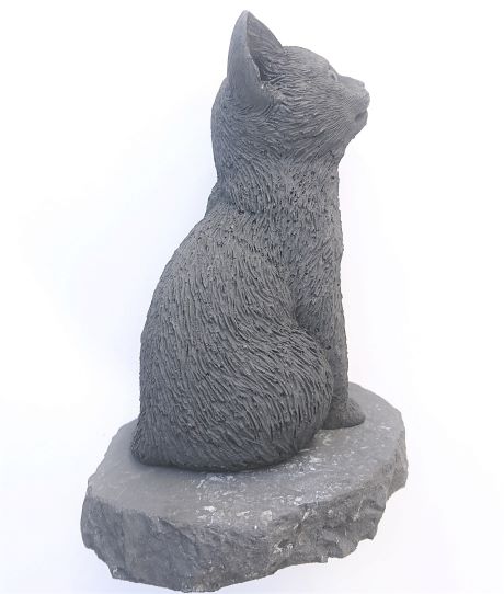 子猫のおねだり（シュンガイト彫像） 《シュンガイト》 10cm