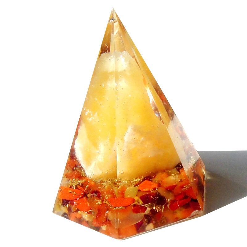 カルサイトの高いピラミッドオブジェ《ボヘミアンオルゴナイト》4×5.5cm