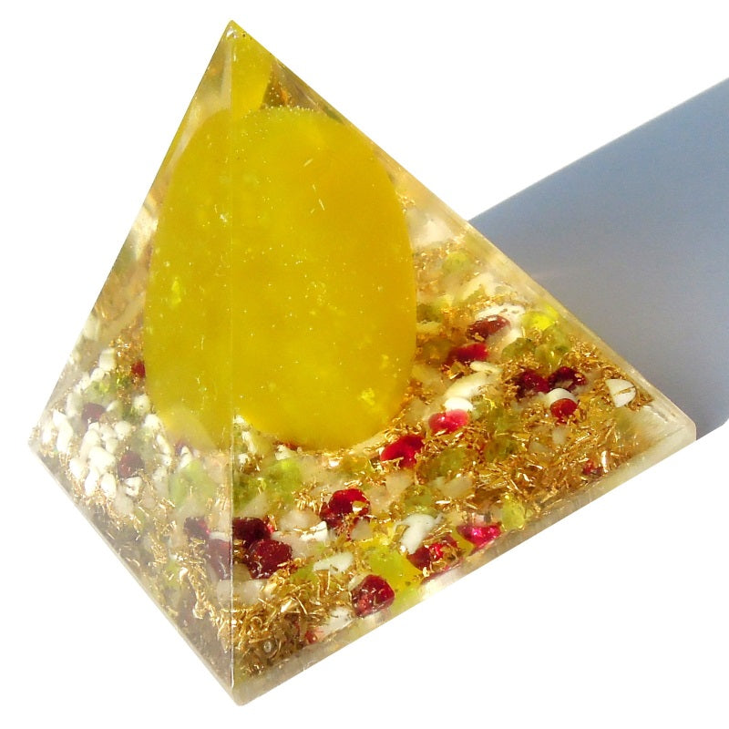 ヒスイのピラミッドオブジェ《ボヘミアンオルゴナイト》5×5cm
