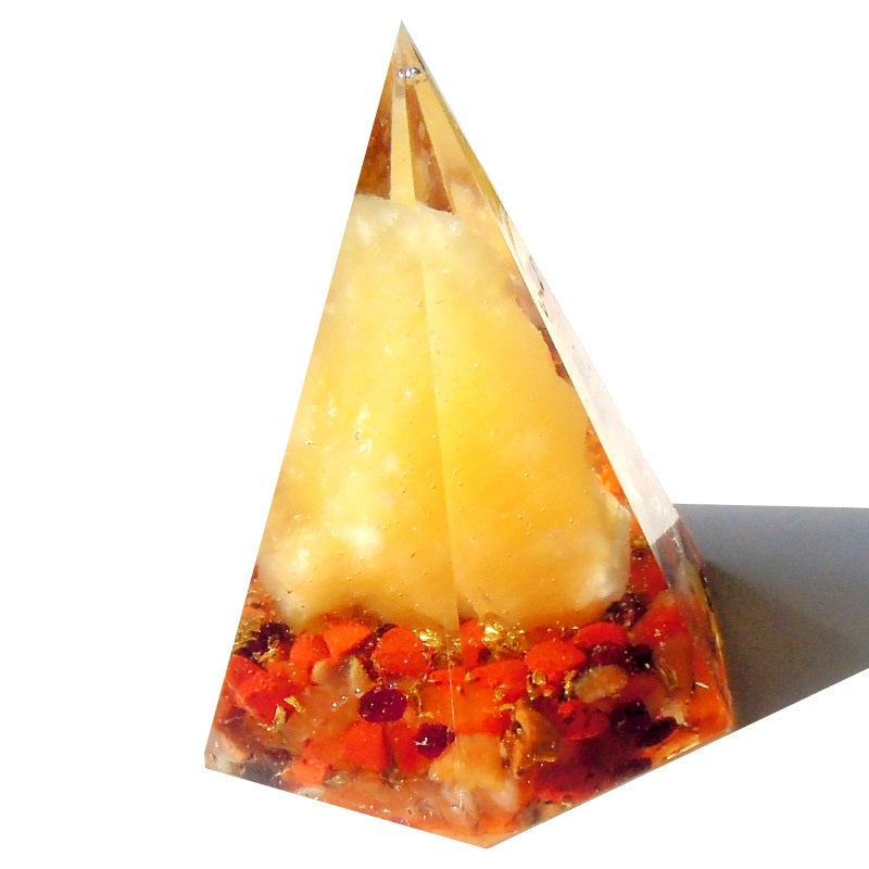 カルサイトの高いピラミッドオブジェ《ボヘミアンオルゴナイト》4×5.5cm
